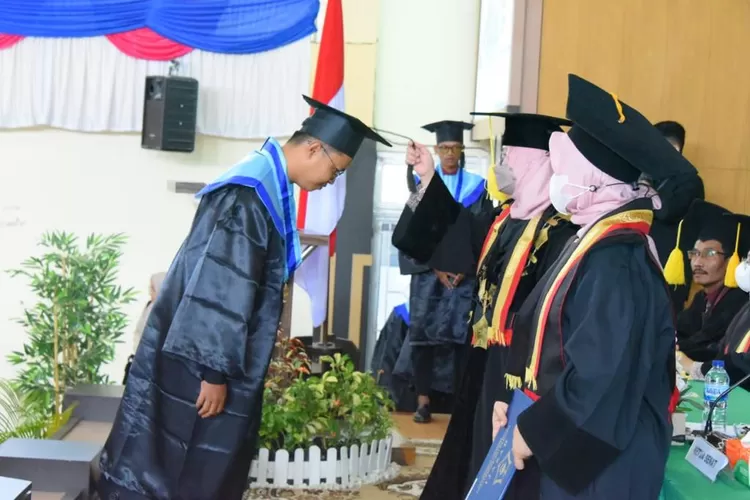 Sebanyak 450 lulusan Program Diploma III telah dilantik dalam prosesi wisuda ke-42 di aula kampus setempat, Sabtu (1/9/2022).
