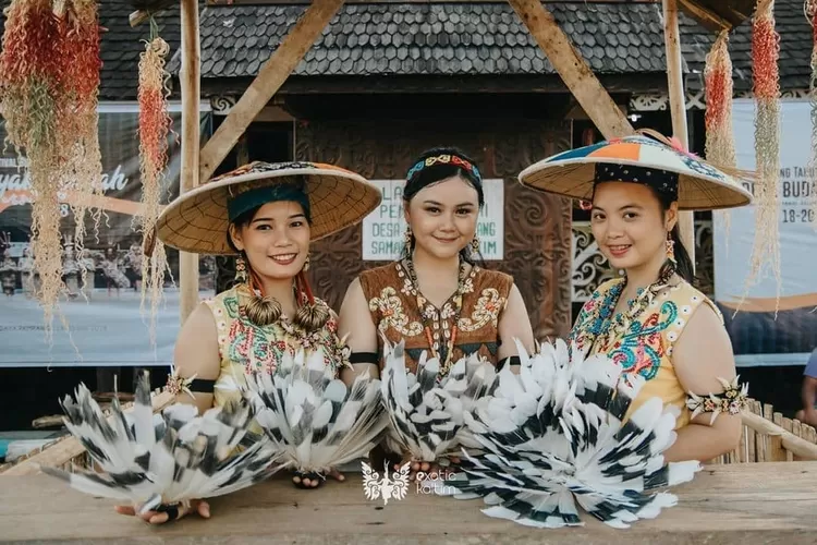 Pertunjukan seni di Lamin Pemung Tawai Desa Budaya Pampang, destinasi wisata alam yang berlokasi di Samarinda. (Instagram @pesonadayakhitz)