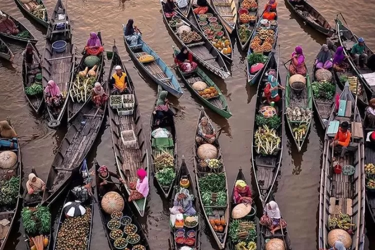 Sungai Martapura di Banjarmasin menjadi destinasi wisata alam yang punya sederet fakta unik dan menarik. (Instagram @airyindonesia)