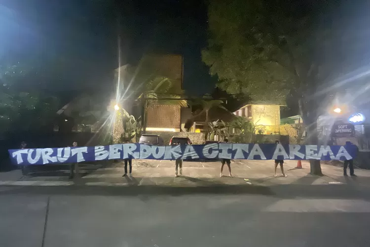 Bobotoh pendukung Persib Bandung mengirimkan pesan duka cita kepada Arema pasca tragedi stadion Kanjuruhan Malang yang menewaskan 129 orang leibh. (Twitter @sahabathayam)