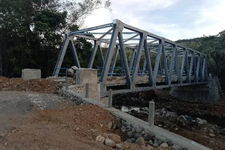 Jembatan Wae Nuwa yang sementara dirampungkan, diabadikan Minggu (2/10/2022) (Feliks Janggu )