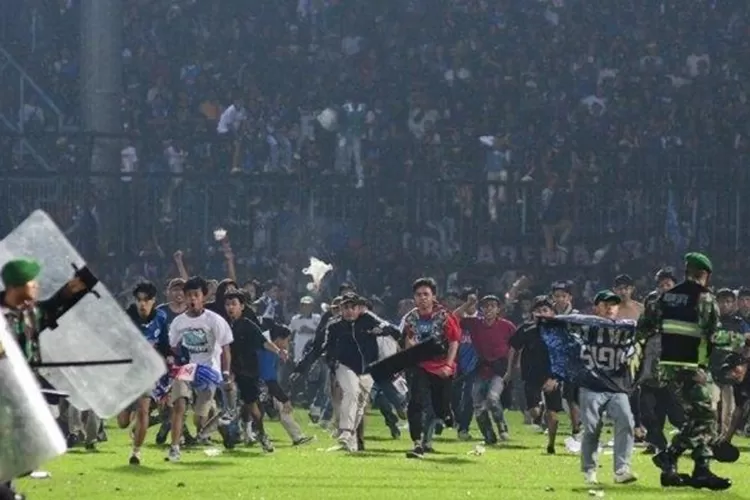 Suasana di dalam stadion Kanjuruhan Malang saat kerusuhan.