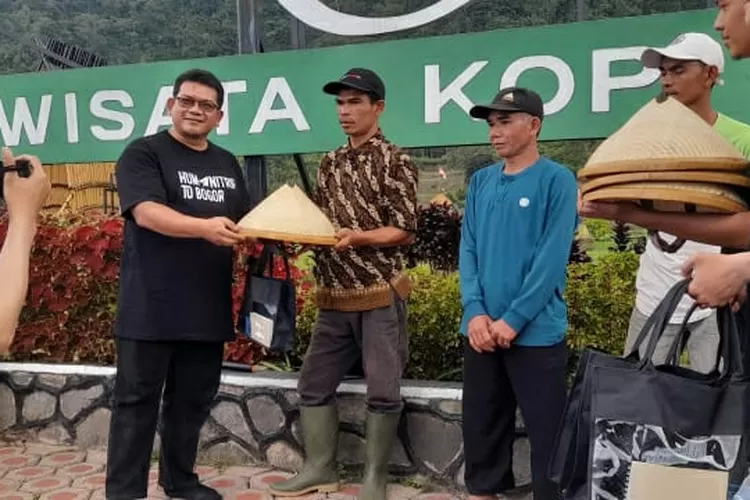 Resource Director of Human Initiative Ruly Barlian Thamrin menyerahkan bantuan kepada perwakilan petani kopi di Desa Sirnajaya, Kecamatan Sukamaju, Kabupaten Bogor, Sabtu (1/10/2022).,