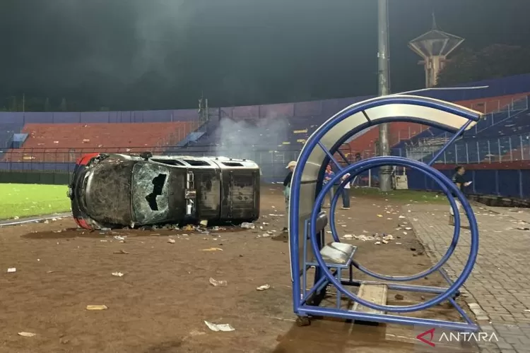  Sebuah mobil polisi rusak di lapangan Stadion Kanjuruhan, Kabupaten Malang, Jawa Timur, Sabtu (1/10/2022) malam, akibat kericuhan yang terjadi usai pertandingan antara Arema FC melawan Persebaya Surabaya.  (ANTARA/Vicki Febrianto)