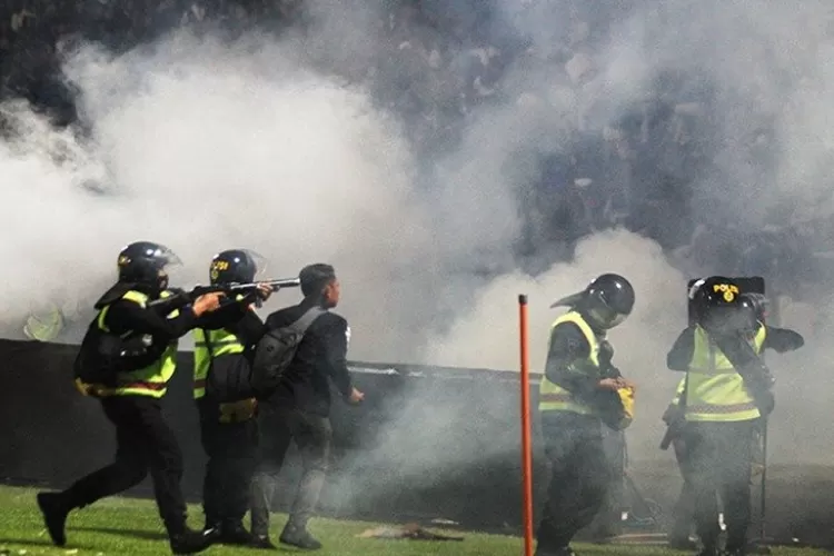 Polisi Dinilai Blunder Dalam Peristiwa Stadion Kanjuruhan, DPR: Gas Air Mata Dilarang FIFA! Gas Air Mata atau Kekurangan Oksigen Biang Korban Jiwa di Tragedi Kanjuruhan, Dokter Bilangnya Begini
