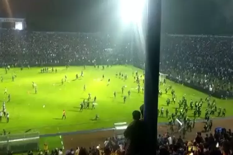kerusuhan di stadion kanjuruhan malang setelah pertandingan Arema FC Vs Persebaya (Tangkapan Layar /Twitter @chulpliss_)