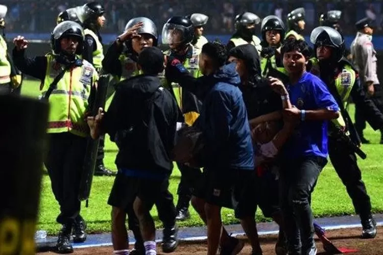 Massa pendukung tim Arema FC membantu korban tragedi Kanjuruhan.
