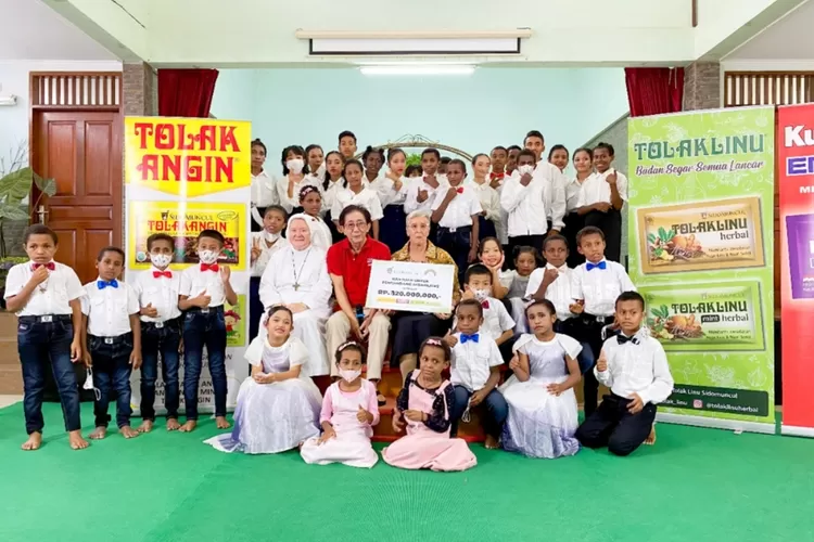 SidoMuncul melalui Direktur yang juga owner Irwan Hidayat memberikan bantuan Rp320 Juta kepada penyandang disabilitas binaan Yayasan Sinar Pelangi, Jatiwaringin, Kota Bekasi  (AG Sofyan )