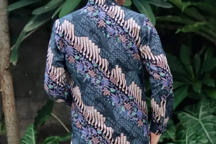 Inspirasi Motif Kemeja Batik Khusus Pria Style Modern. (Instagram @batikbule)
