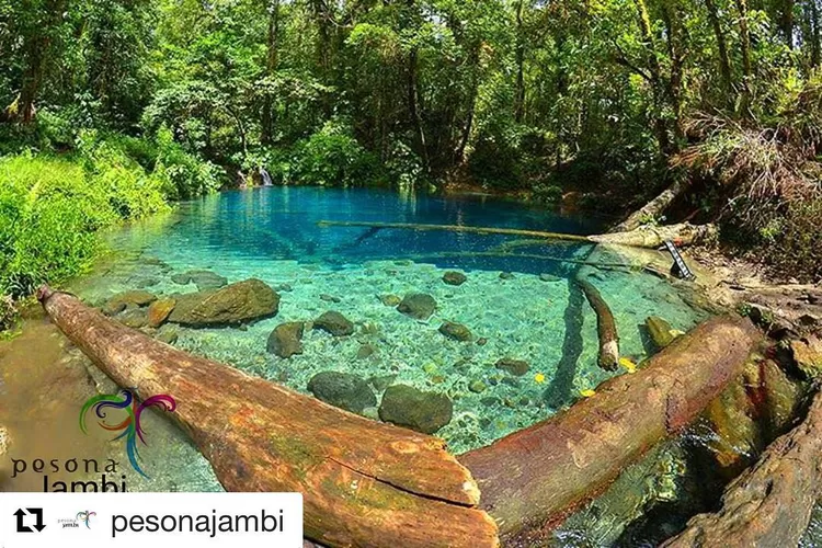Beningnya air Danau Kaco, destinasi wisata alam yang berlokasi di Kabupaten Kerinci. (Instagram @danaukaco)