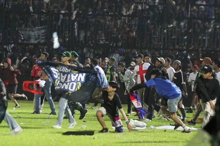 Suasana kepanikan dalam Stadion Kanjuruhan saat terjadi kerusuhan.