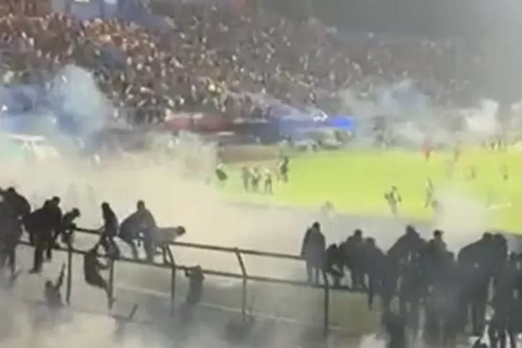 Suasana Stadion Kanjuruhan Malang saat kerusuhan terjadi. (istimewa)