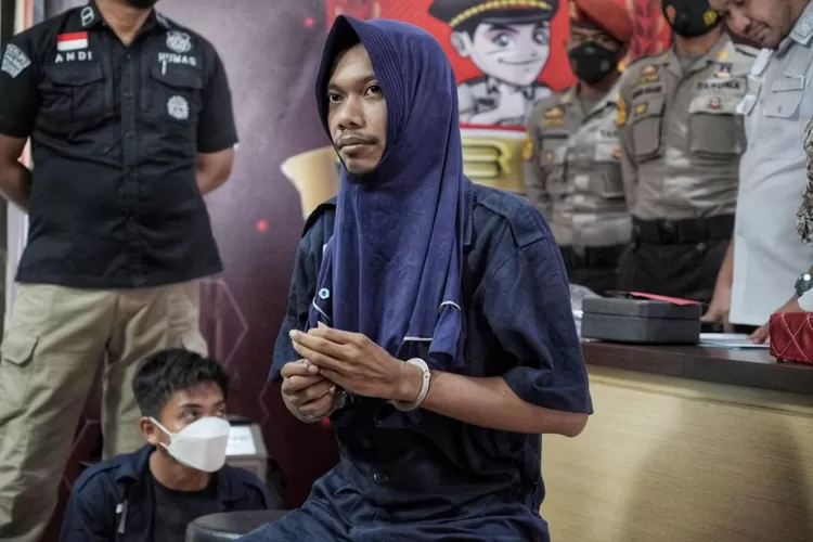 Bagong, pria pencuri brankas yang berkamuflase dengan memakai jilbab dan daster saat ditangkap Polrestabes Semarang. (Ayosemarang.com/ Audrian Firhannusa)