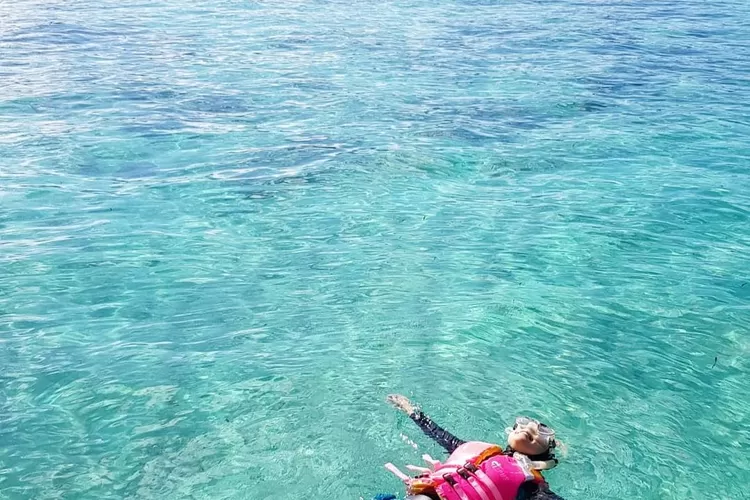 Kegiatan snorkeling di Pulau Karampuang, destinasi wisata alam di Mamuju. (Instagram @adindafitrianti)