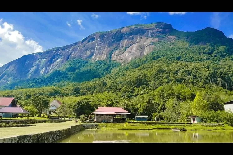 Bukit Kelam, destinasi wisata alam di Kalimantan Barat. (Instagram @wisata_kelampermai)