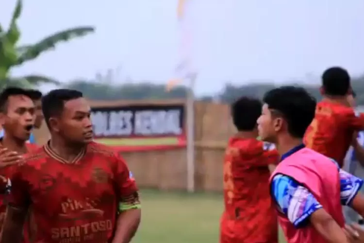 Kericuhan saat pertandingan Praliga antara Arsiba Sibantal vs PSJ Jungsemi di Lapangan Sendang Dawung. (Foto: dokumen.)