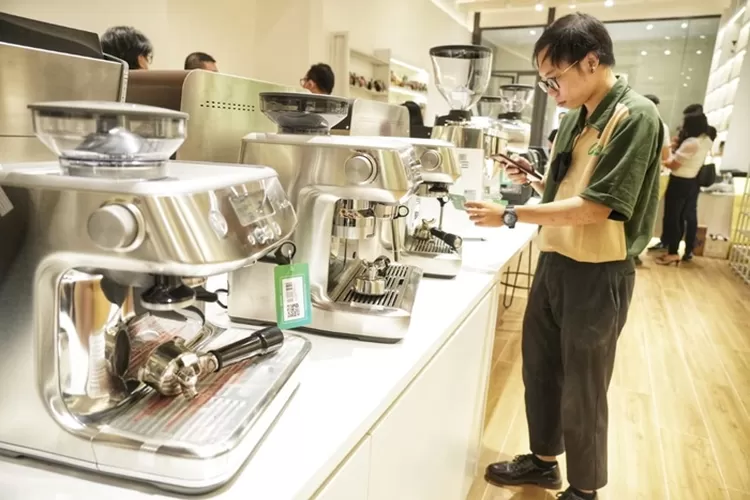 Pegawai Otten Coffe sedang mengecek produk-produknya yang dijual. Otten buka di Kota Lama Semarang. (Ayosemarang.com/ Audrian Firhannusa)