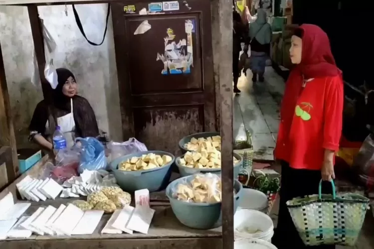 Pedagang tahu dan tempe di Pasar Cepiring mengecilkan ukuran agar tidak ditinggal pembeli dan tidak menaikanharga. (edi prayitno/kontributor Kendal)