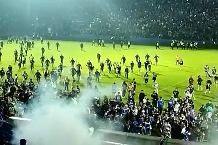 Polisi operator pelontar gas air mata di Stadion Kanjuruhan Malang mulai diperiksa Propam (stangkapan layar suasana di Stadion Kanjuruhan usai  laga Arema FC vs Persebaya Surabaya)