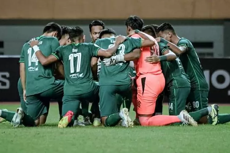 Yalla Shoot Persebaya Menyaksikan Aksi Sepak Bola dengan Semangat