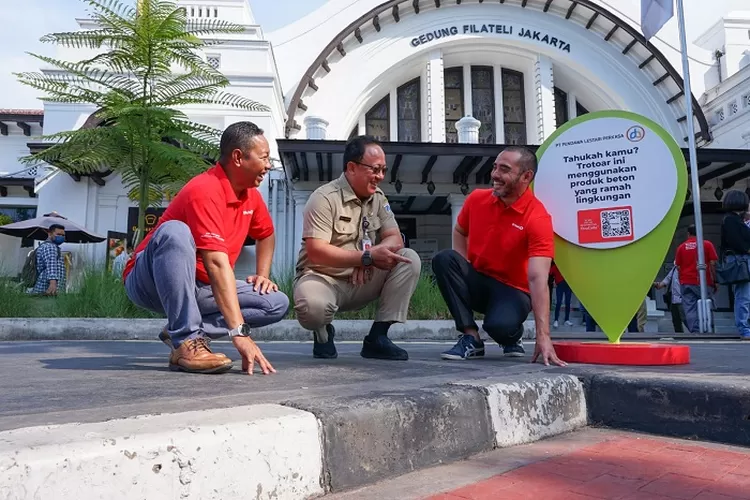 Direktur Bisnis dan Pemasaran SIG, Aulia Mulki Oemar (kanan), Kepala Dinas Bina Marga DKI Jakarta, Hari Nugroho (tengah), Direktur Utama PT Solusi Bangun Beton, Giri Prabowo (kiri) saat di trotoar Pos Bloc, Jakarta