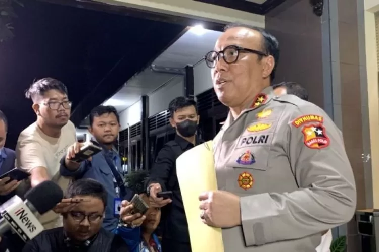 Kadiv Humas Polri Irjen Pol. Dedi Prasetyo pada saat memberikan keterangan kepada media di Polres Malang, Jawa Timur, Senin (3-10-2022). ( ANTARA/Vicki Febrianto)