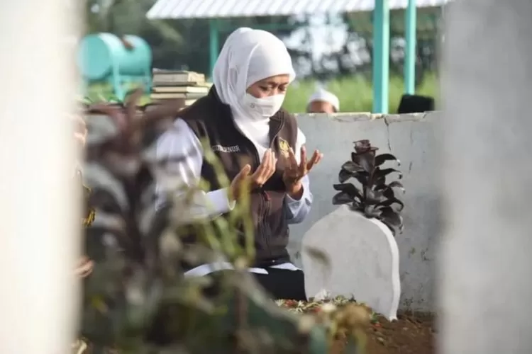 Tangkapan layar Gubernur Jawa Timur Khofifah Indar Parawansa saat ziarah ke makam Syahrullah yang menjadi salah satu korban tragedi Kanjuruhan di Kabupaten Malang, Selasa (4/10/2022).  (ANTARA/HO-@khofifah.ip)