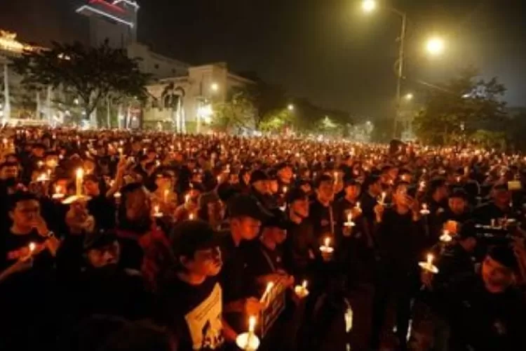  50 ribu warga di Stadion Mandala, Papua pada Senin, 3 Oktober 2022 pukul 18.00 WIT, dengan menyalakan 129 lilin. (Sumber gambar/pikiran rakyat.com)