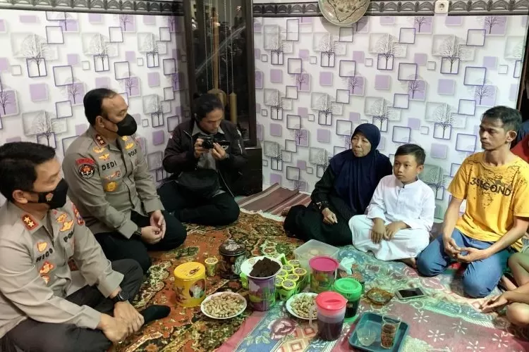 Kapolda Jawa Timur Irjen Pol. Nico Afinta (kiri) bersama Kadiv Humas Polri Irjen Pol. Dedi Prasetyo (kedua kiri) ketika menemui Alfiansyah (11) anak yatim piatu akibat kehilangan kedua orang tuanya pada tragedi Kanjuruhan di Kota Malang, Jawa Timur, Selasa (4-10-2022).  (ANTARA/Vicki Febrianto)