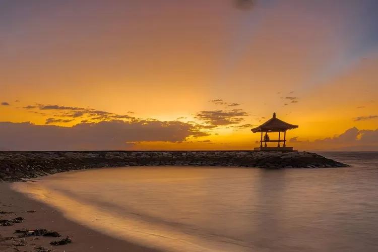 Pantai Sanur, salah satu pilihan destinasi wisata alam di Denpasar Bali. (Instagram @dhevyfransisca)