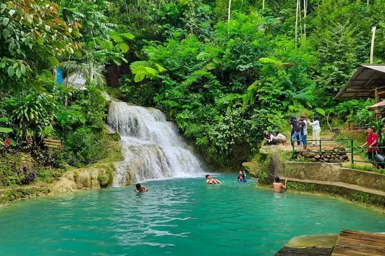 Kolam pemandian dengan air yang didominasi warna tosca di destinasi wisata alam Taman Sungai Mudal Kulon Progo (Instagram @ekowisatasungaimudal)
