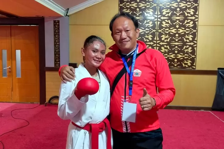 Karateka Regysta Dwi Ananda bersama pelatih Baron Bahar.