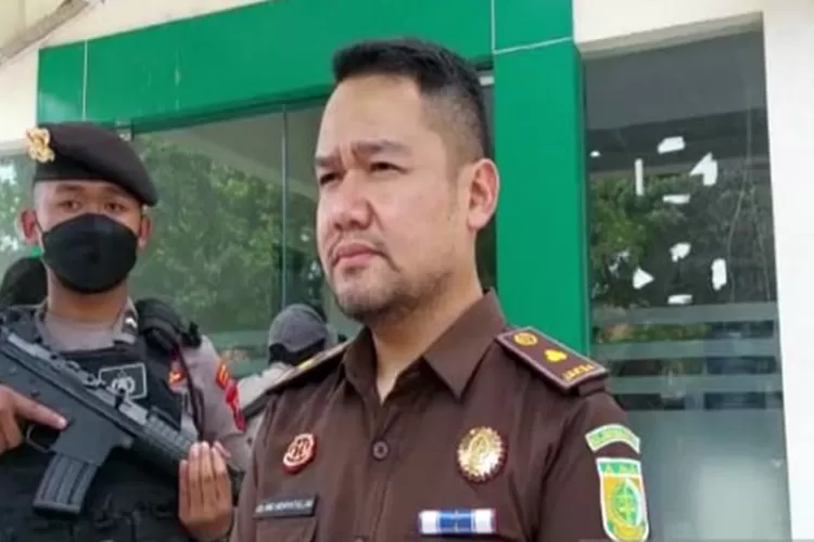 Kepala Seksi Pidana Khusus Kejari Karanganyar Tubagus Gilang Hidayatullah memberikan keterangan pers terkait kasus dugaan korupsi BUMDes Berjo di Karanganyar, Jawa Tengah, Selasa (4/10/2022).  (ANTARA/Bambang Dwi Marwoto)