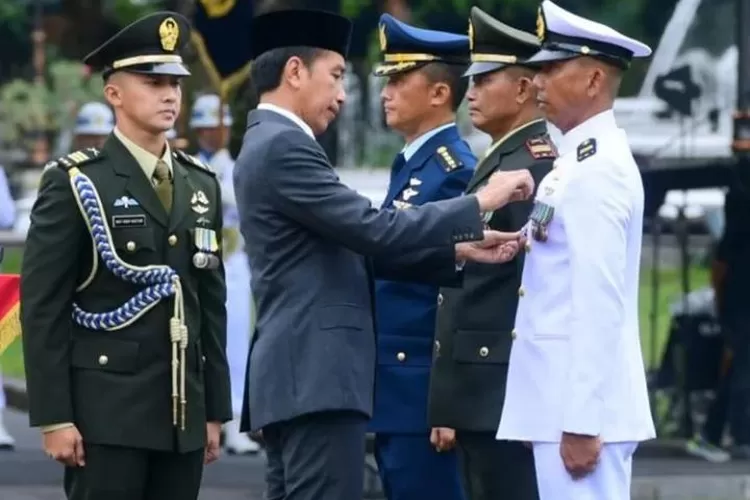 3 Prajurit TNI Terima Tanda Kehormatan dari Jokowi dalam Peringatan HUT TNI ke-77 (Instagram @jokowi)