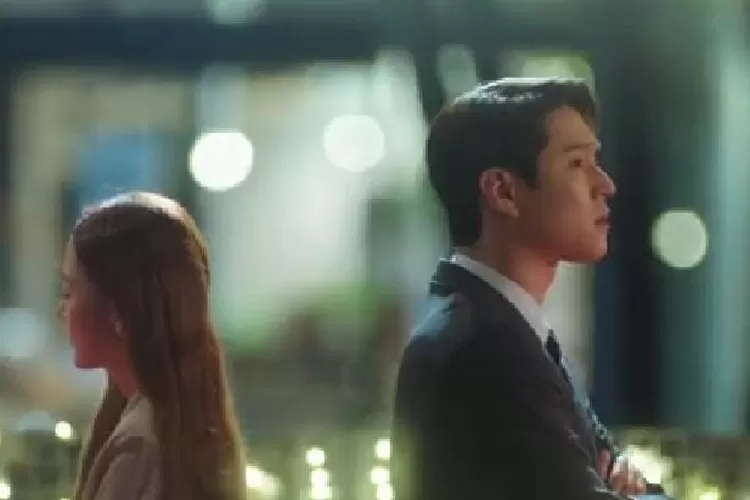 Link nonton Love in Contract Episode 5, Choi Sang Eun dan Jung Ji Ho duduk saling membelakangi di tengah permasalahan yang menimpa keduanya (Viki)