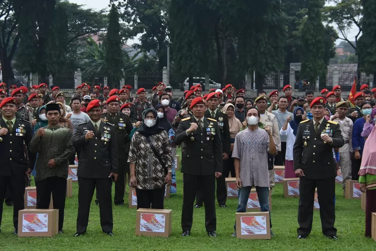 Kopassus memperingati HUT TNI ke 77 dengan memberi bantuan pada warga binaan. 