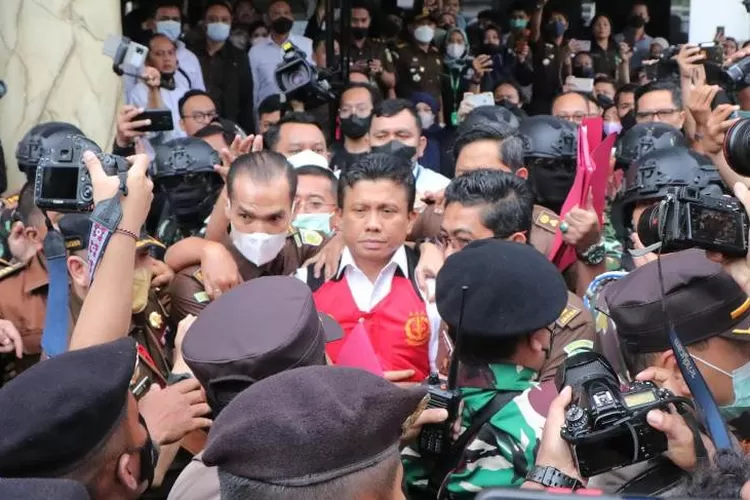 Tersangka utama kasus pembunuhan Brigadir J, Ferdy Sambo saat menjalani pemeriksaan di Kejagung. (Istimewa)