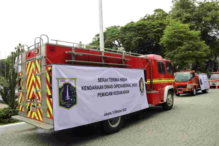 Gubernur DKI Anies Baswedan menyerahkan hibah mobil pemadam kebakaran  kepada 11 daerah sebagai bentuk kerjasama, Rabu (5/10/2022).