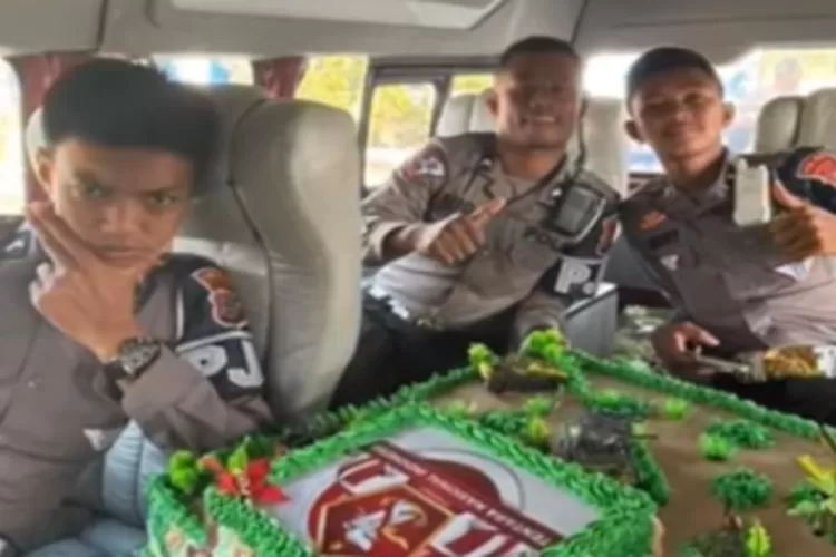 Bikin Geleng-Geleng! Oknum Polisi Jilat Kue Ultah HUT TNI Hingga Viral ...