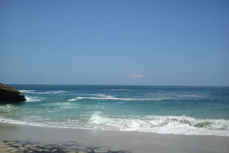 Pantai Dadap, destinasi wisata alam sekaligus hidden gem di Tulungagung. (Akun Twitter @GNFI)