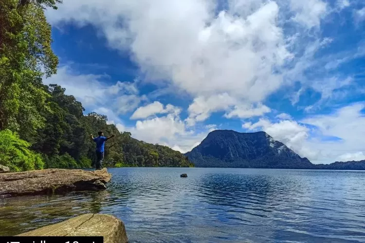 Keindahan Danau Gunung Tujuh, surga tersembunyi yang merupakan destinasi wisata yang jarang diketahui banyak orang di Indonesia. (Instagram @kkm_danau_gunung_tujuh)