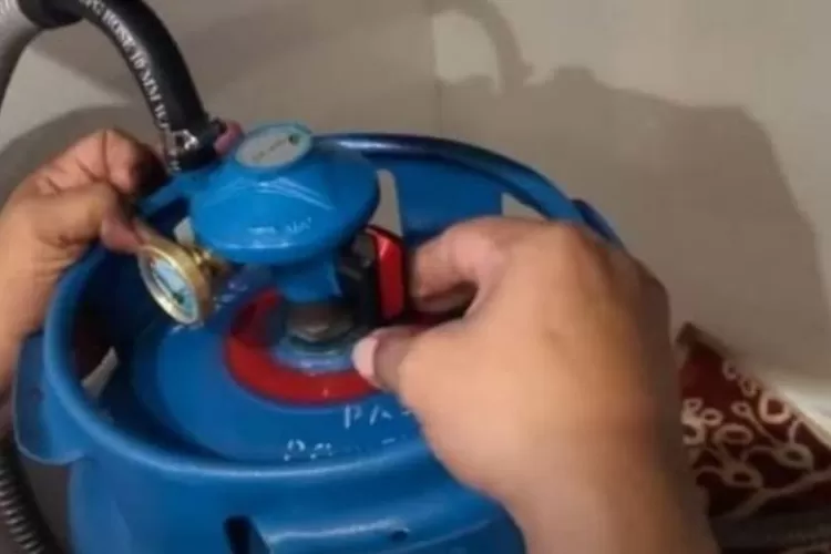 Ilustrasi Memasang regulator gas elpiji yang benar dan aman. 