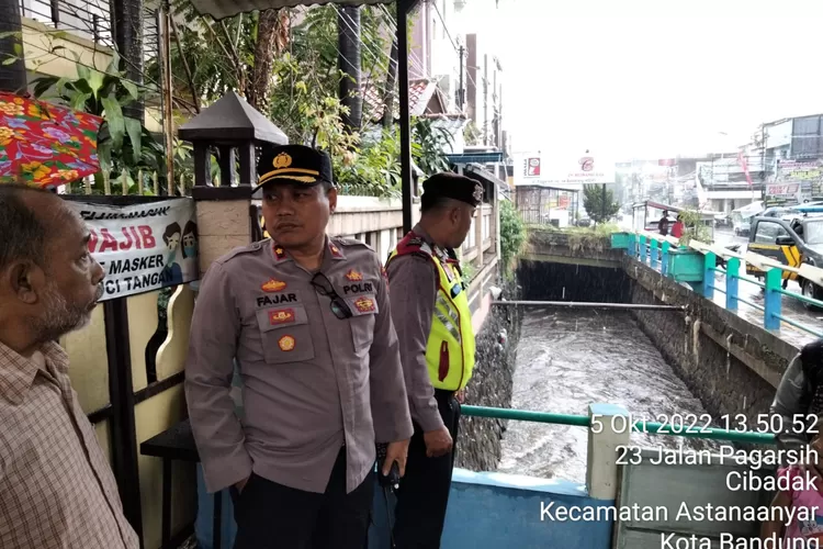 Kapolsek Astanaanyar, Kompol Fajar Hari Kuncoro saat meninjau debit air di Posko Penanggulangan Bencana Banjir. (Dok/ist)