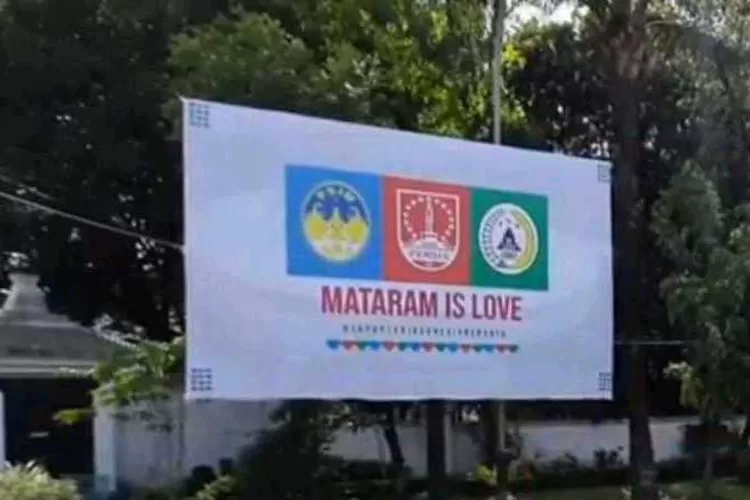 Baliho Mataram Is Love terpasang di Stadion Manahan Solo (Endang Kusumastuti)