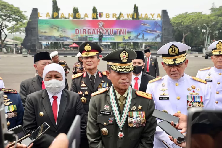 Pangdam V/Brawijaya Mayjen TNI Nurcahyanto diwawancarai wartawan seusai peringatan HUT ke 77 TNI  (istimewa )