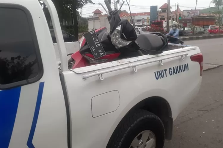 Motor korban kecelakaan di Jalan Arteri Yos Sudarso Semarang. Pengendara motor tewas sementara menantunya selamat.  (Istimewa)