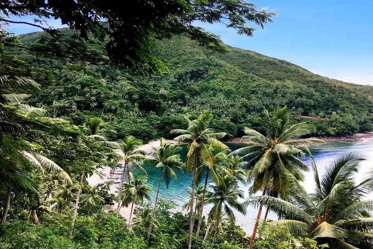 Destinasi wisata alam di Ambon, Pantai Hukurila yang dikelilingi oleh Laut Banda. (Akun Twitter @MALUKUSATUDAR4H)