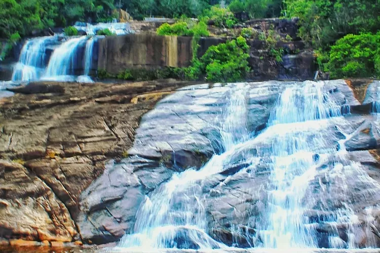 Pemandangan destinasi wisata Air Terjun Tingkat 7 'Air Terjun Temburun' di Siantan, Kepulauan Riau. (Instagram @solehuddin.nawawi)