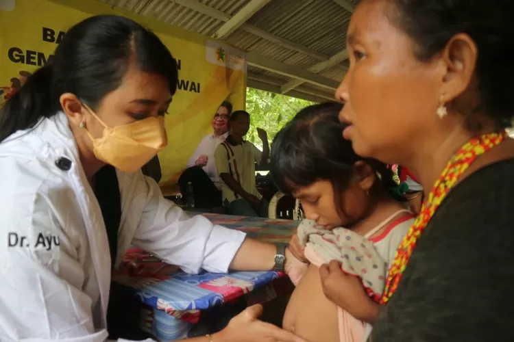 Misi kemanusiaan Yellow Clinic (YC)  gempa Mentawai yang dipimpin dr. Ayu Amelinda Hanjani dikelaim menjadi inisiator layanan kesehatan cuma-cuma di Siberut Barat, Kepulauan Mentawai  (AG Sofyan )