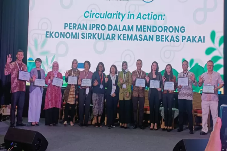 General Manager IPRO Zul Martini Indrawati (Keenan dari kiri) bersama para perwakilan anggota IPRO saat memberikan sertifikat membership dan apresiasi atas kontribusinya dalam penanganan sampah secara kolaborasi, di Jakarta Convention center, Jakarta, Kamis, (6/10/ 2022). (Sadono )